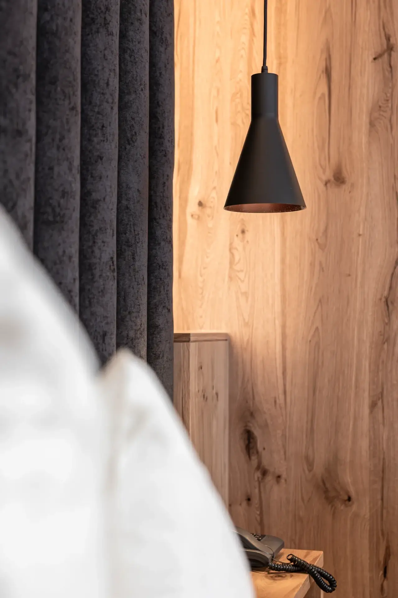 Doppelzimmer Gramaser – Nachttisch mit Leseleuchte