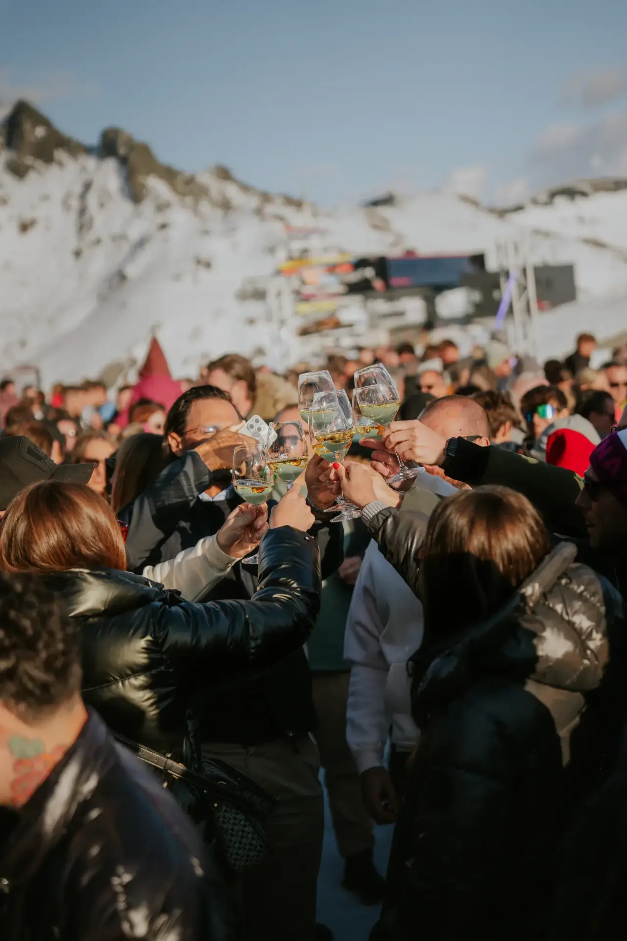 Spring Blanc – Sonnenskilauf mit Gästen beim Anstoßen