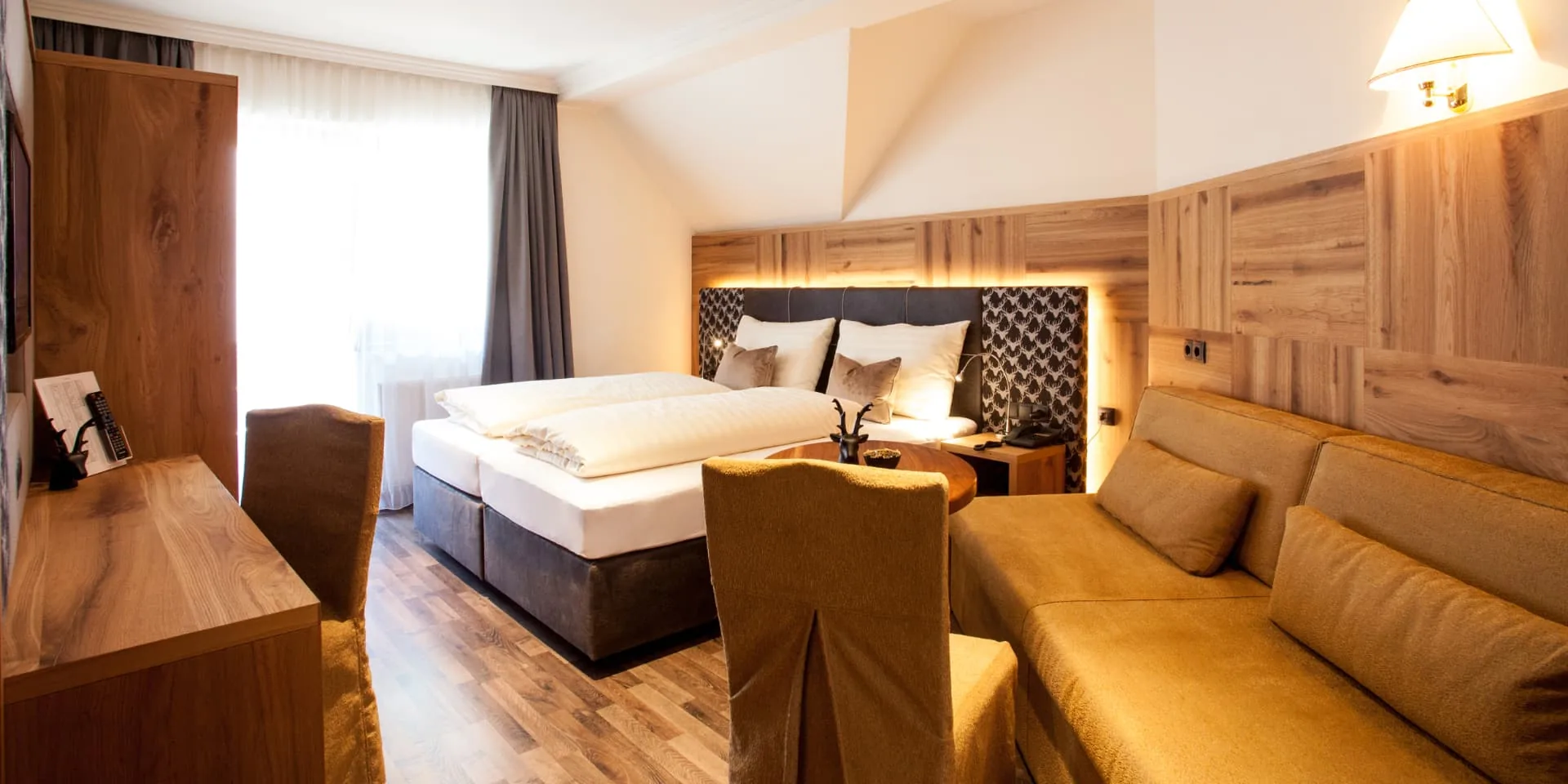 Doppelzimmer Gramaser mit Sitzecke, Schreibtisch und Balkonzugang