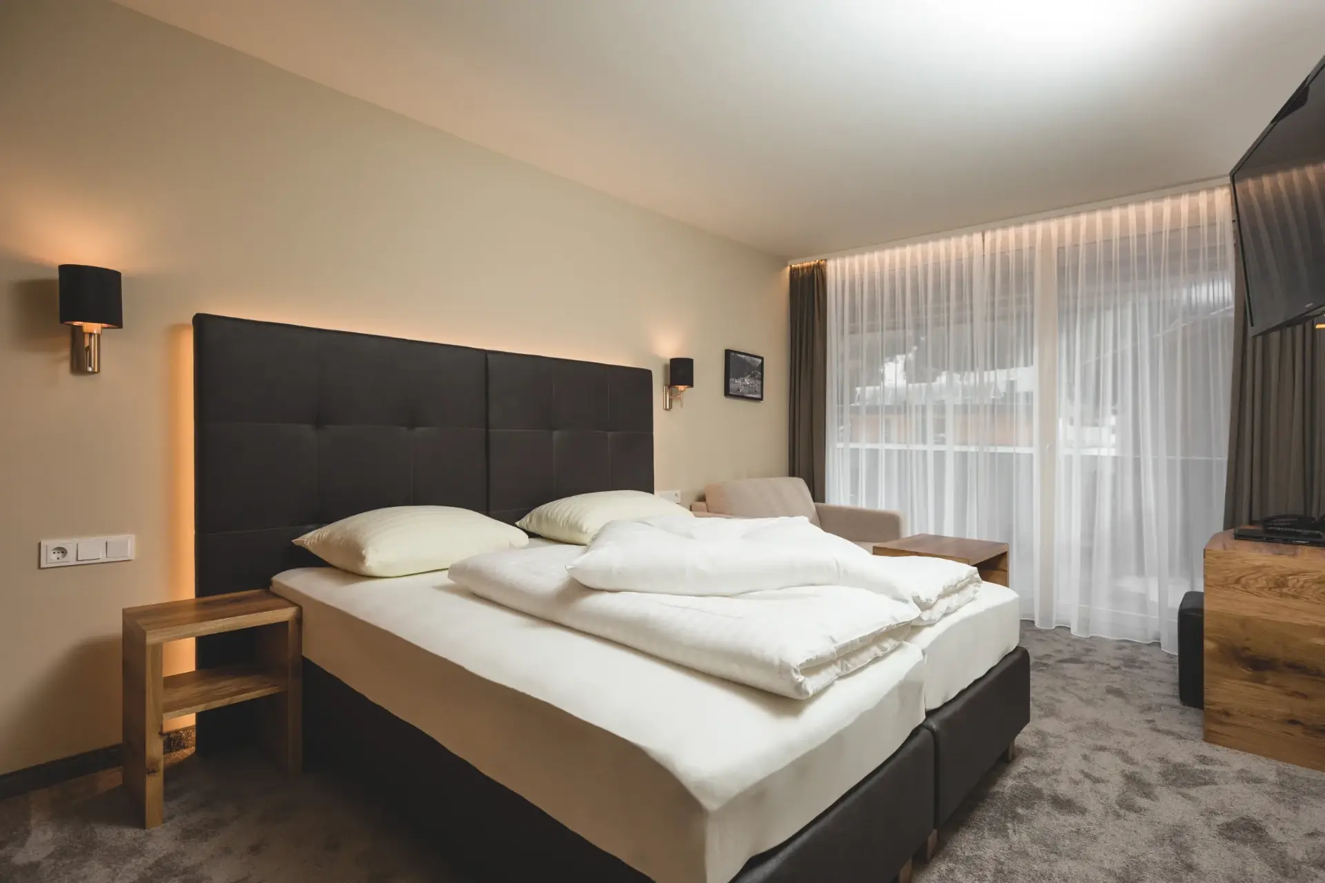 Doppelzimmer Residenz – Bett mit Blick zum Balkon