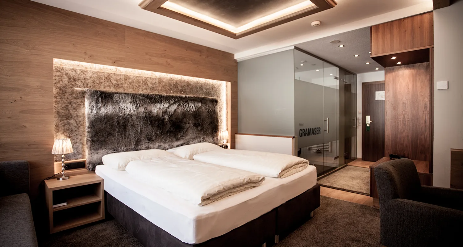 Doppelzimmer Gramaser mit beleuchtetem Fellkopfteil und Glasabtrennung
