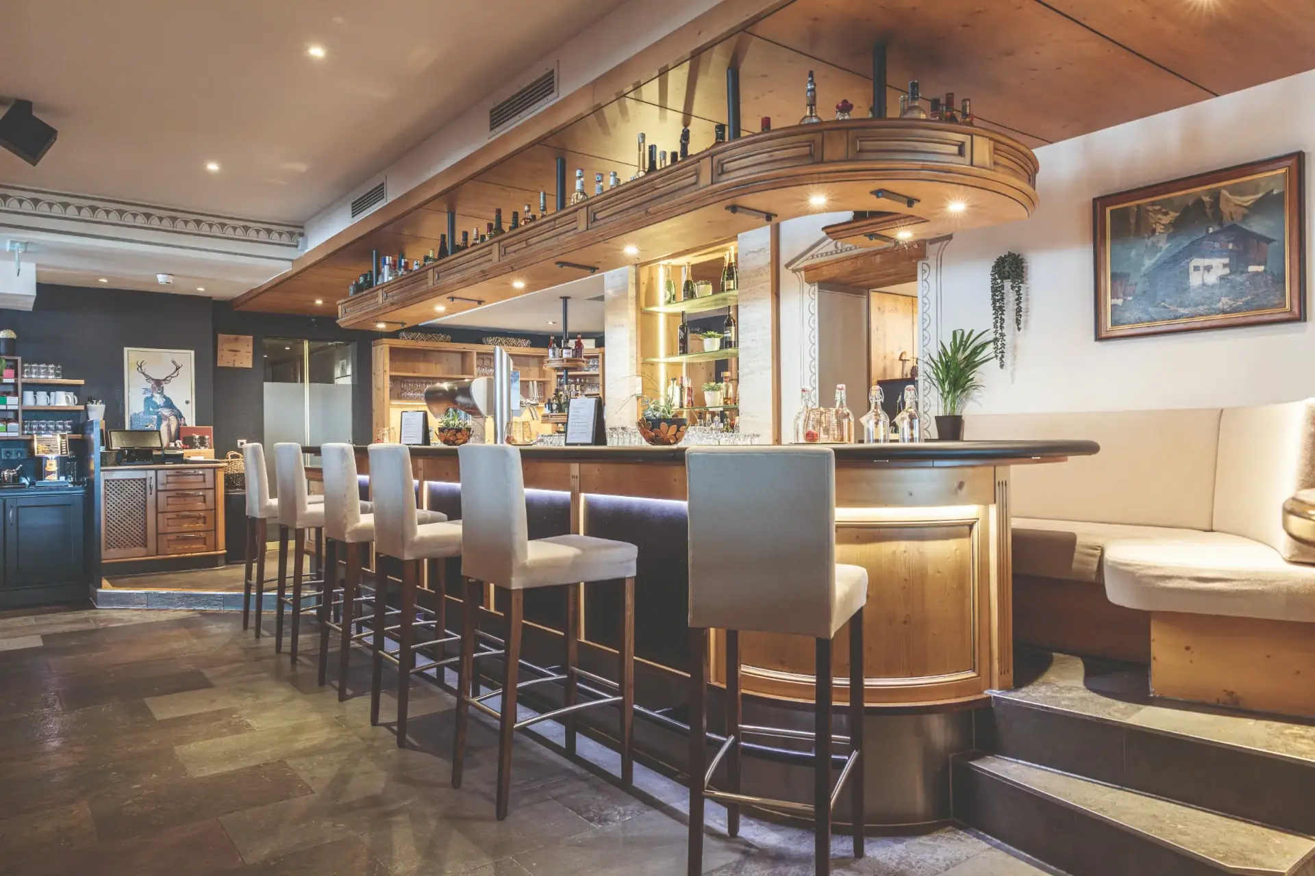 Hotelbar mit Barhockern