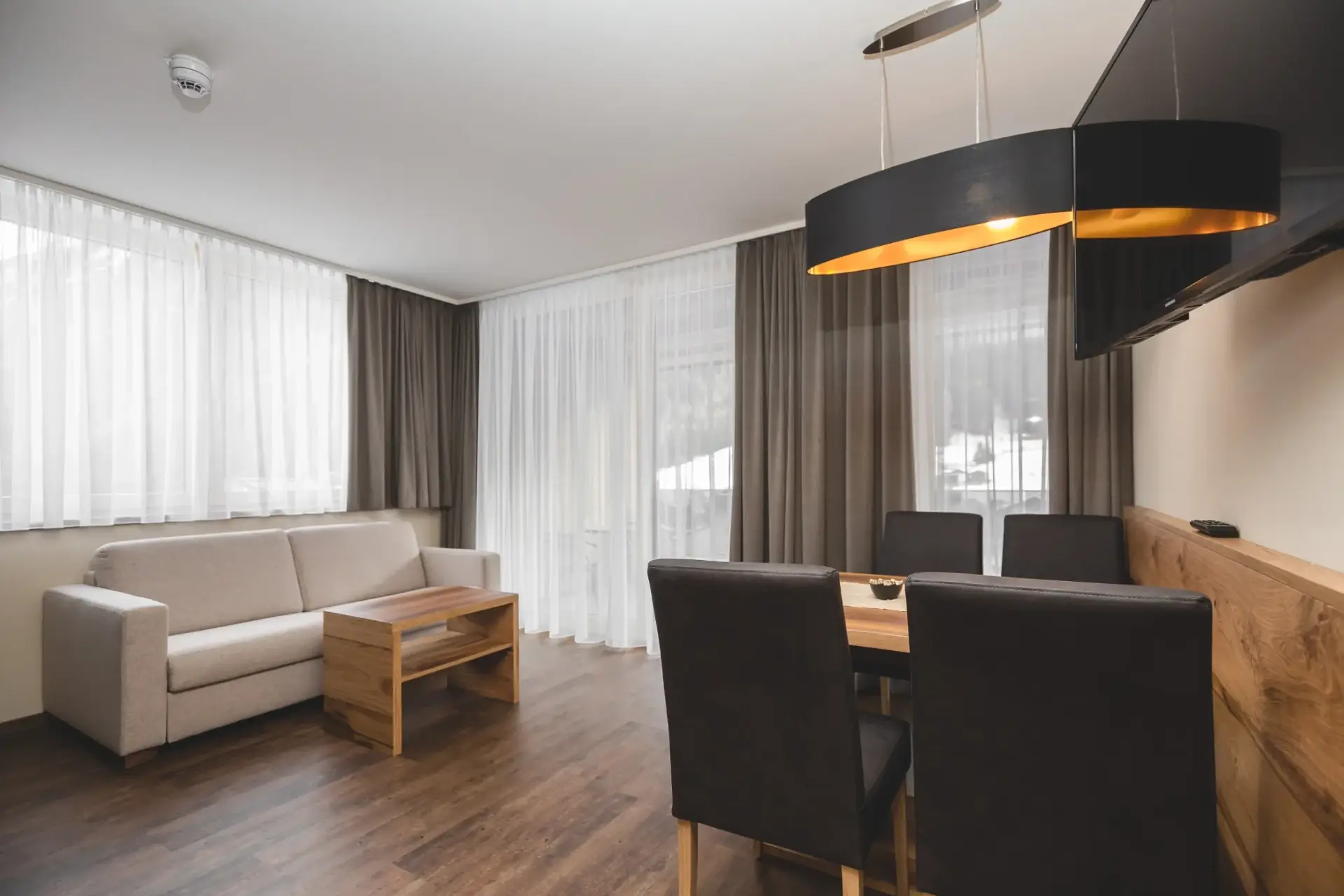 Apartment für 4 Personen – Wohnbereich mit Sofa und Essplatz