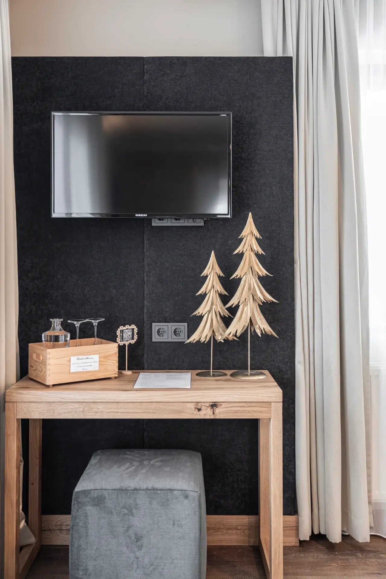 Doppelzimmer Gramaser – Schreibtisch mit Flat-TV