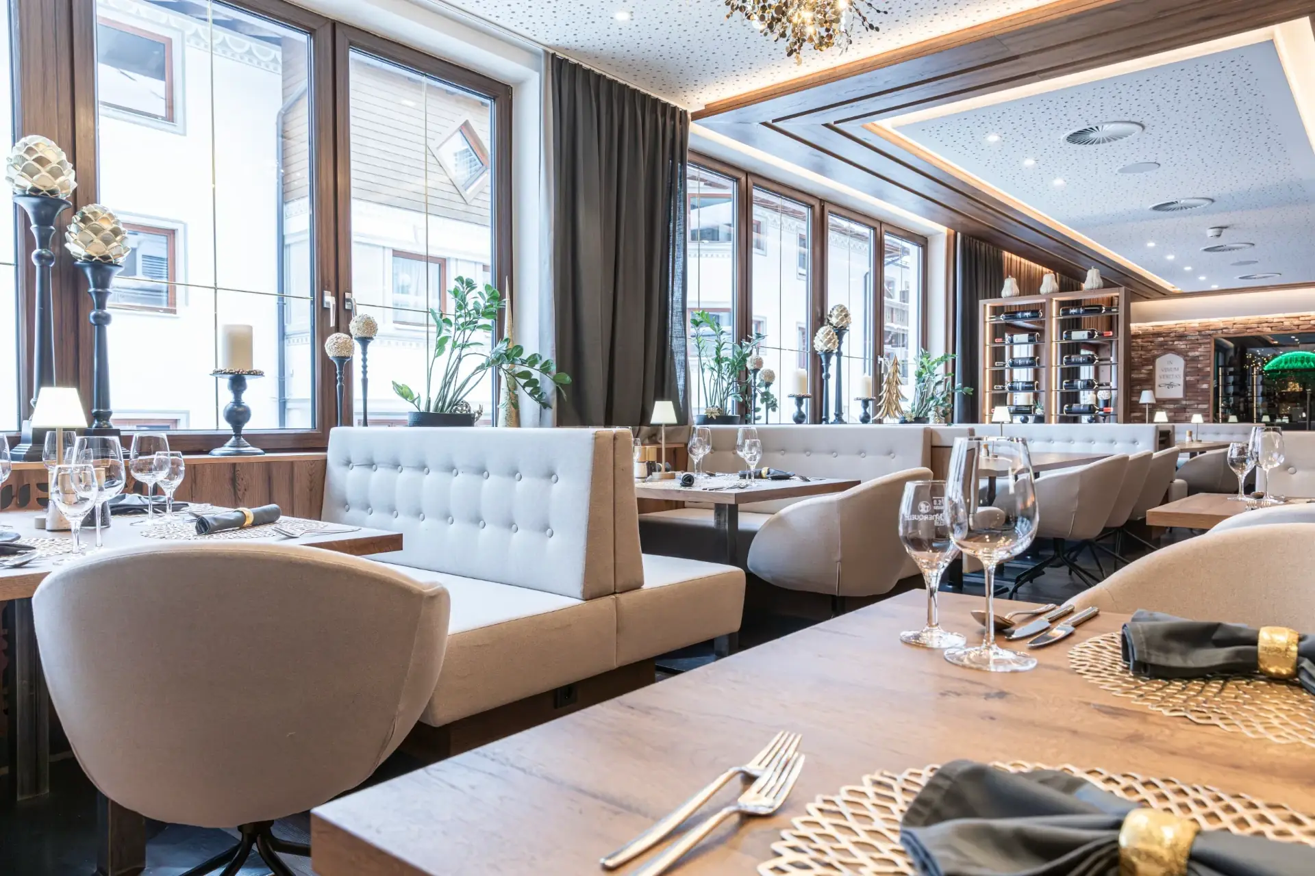 Restaurantbereich mit Fensterfront