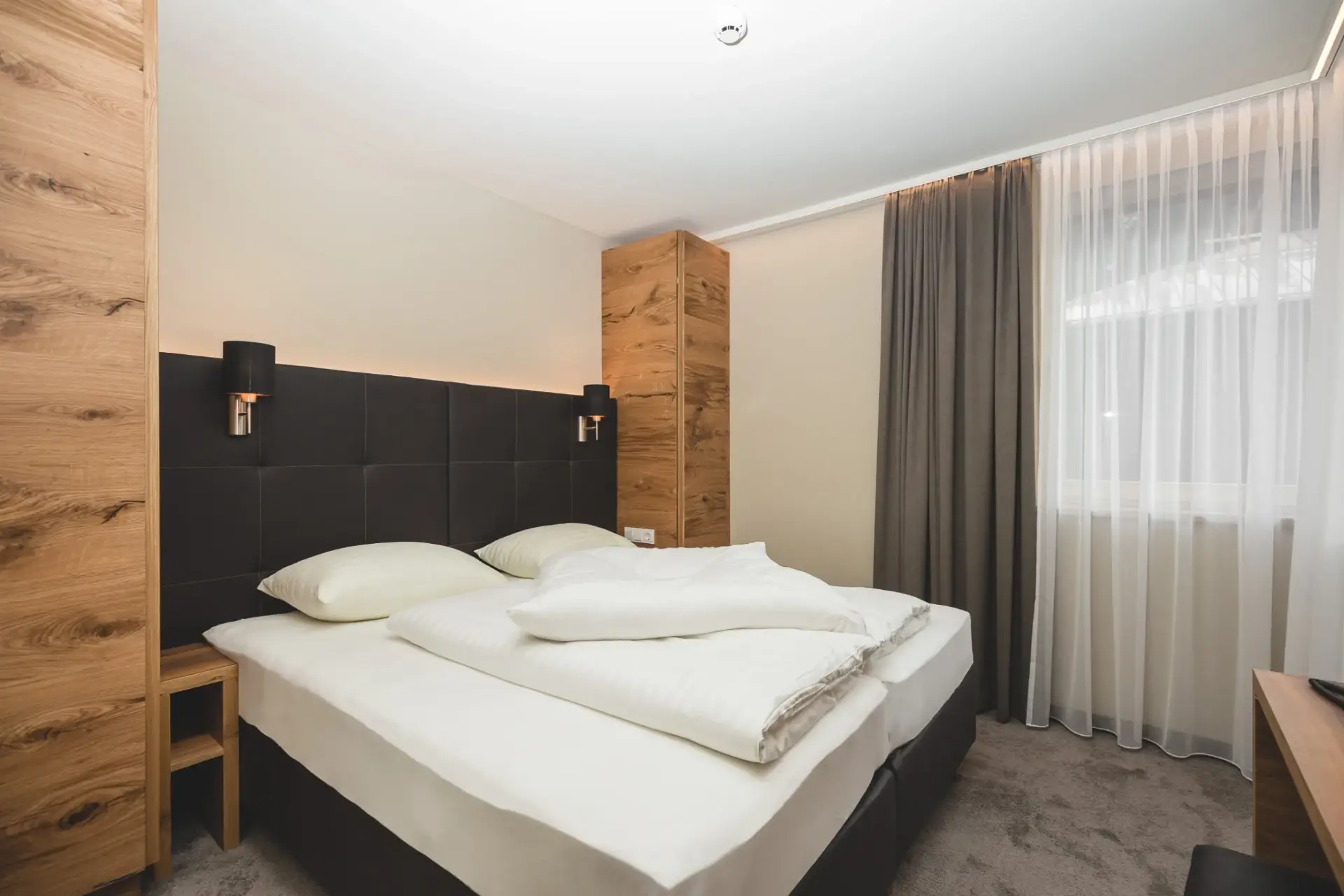 Apartment für 2 Personen – Doppelbett mit Polsterwand