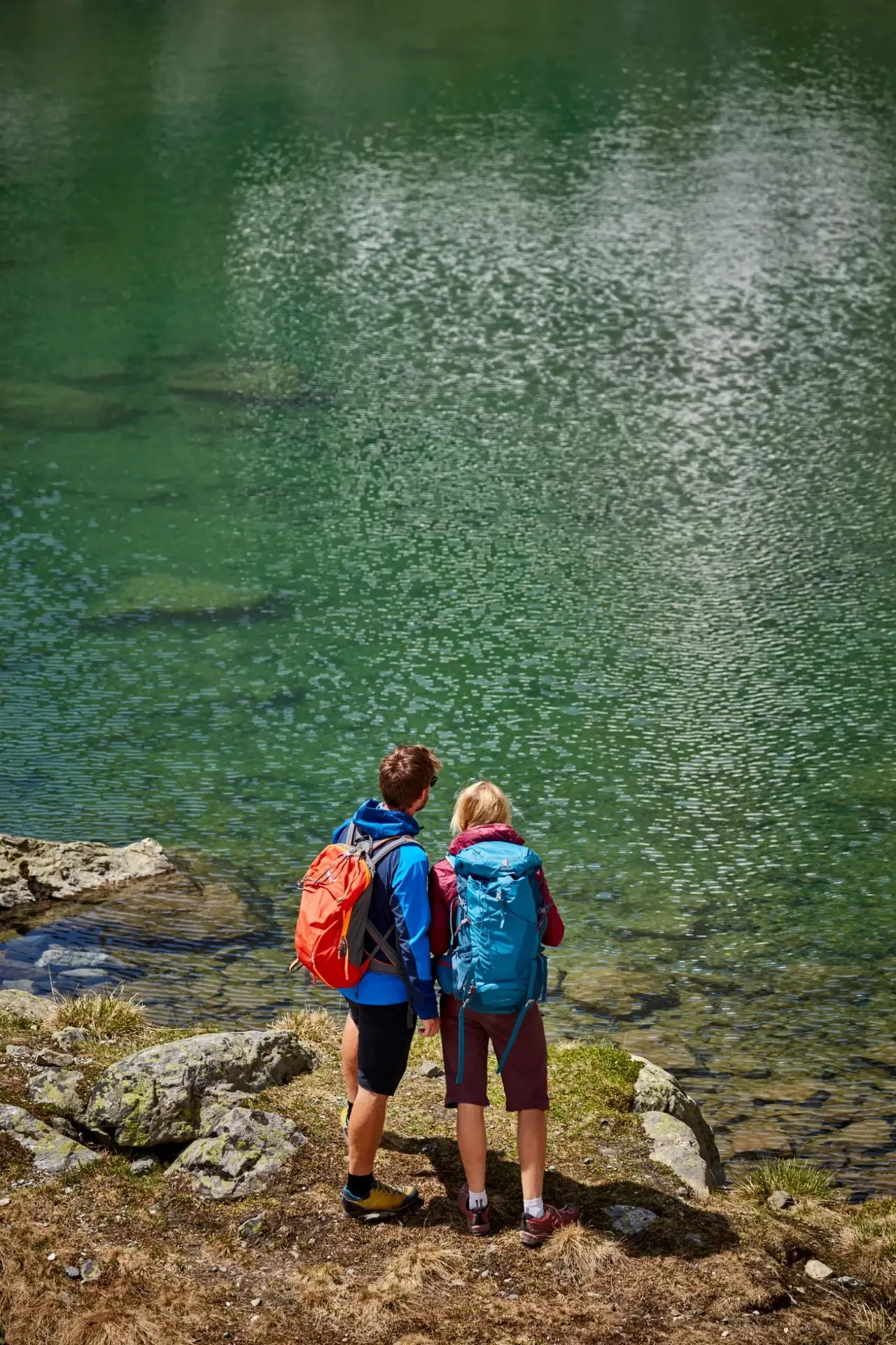 Wanderweg mit Bergsee in der Silvretta