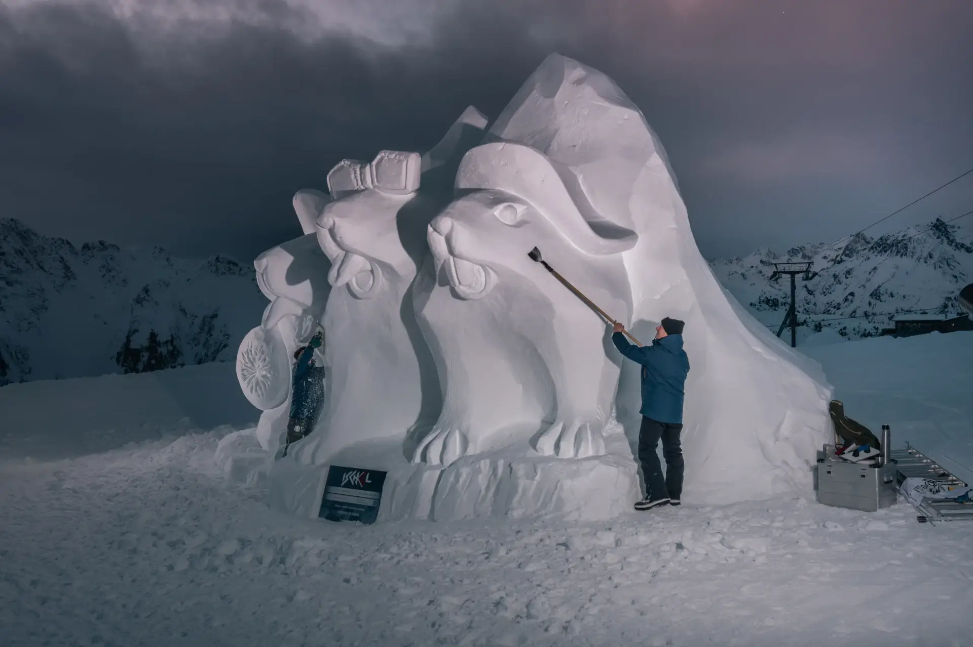 Schneeskulpturen bei Formen in Weiß