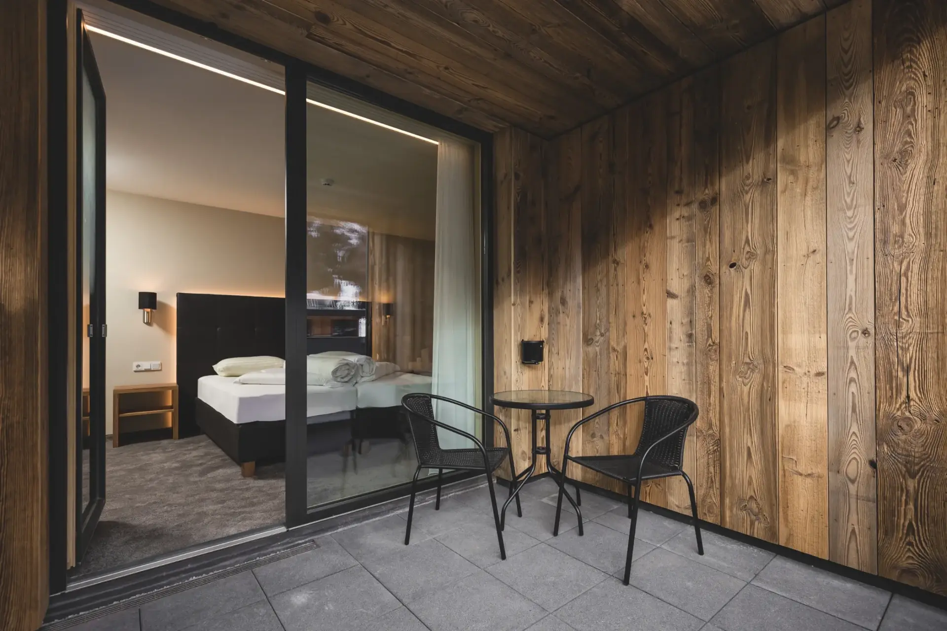 Apartment für 4 Personen – Balkon mit Blick ins Schlafzimmer