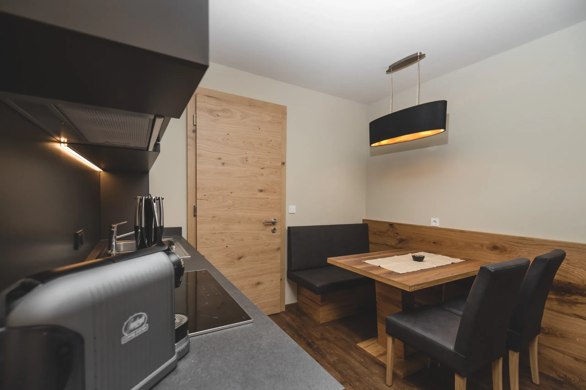 Apartment für 2 Personen – Sitzecke mit Esstisch