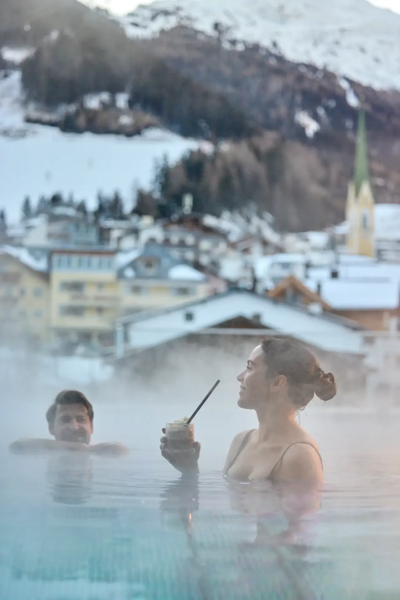 Outdoor-Pool der Silvretta Therme mit Bergblick
