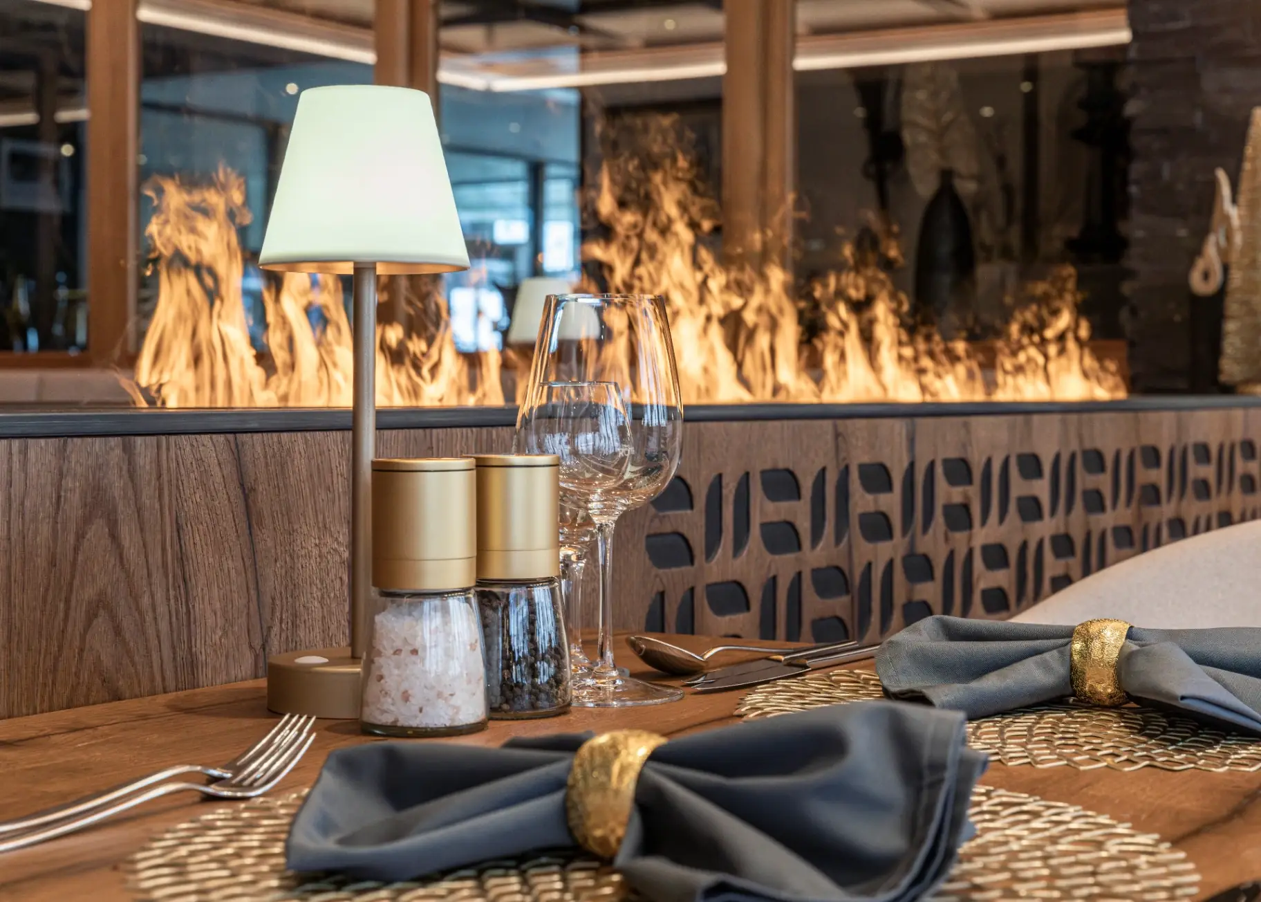Speisesaal mit gedeckten Tischen im Hotel Gramaser in Ischgl