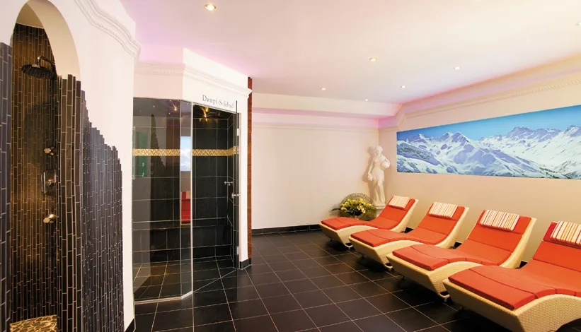 Ruheraum mit Liegen und Dampfbad im Hotel Gramaser