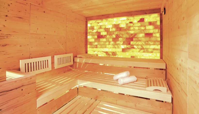 Finnische Sauna mit Salzstein-Wand im Hotel Gramaser